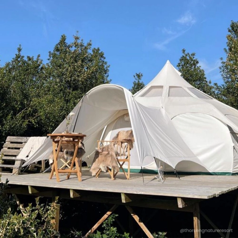 porch de tente glamping sur plateforme en bois